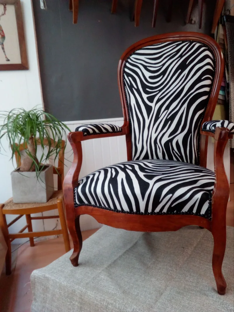 Fauteuil Voltaire, tapissier décorateur Millau Au Petit Crin