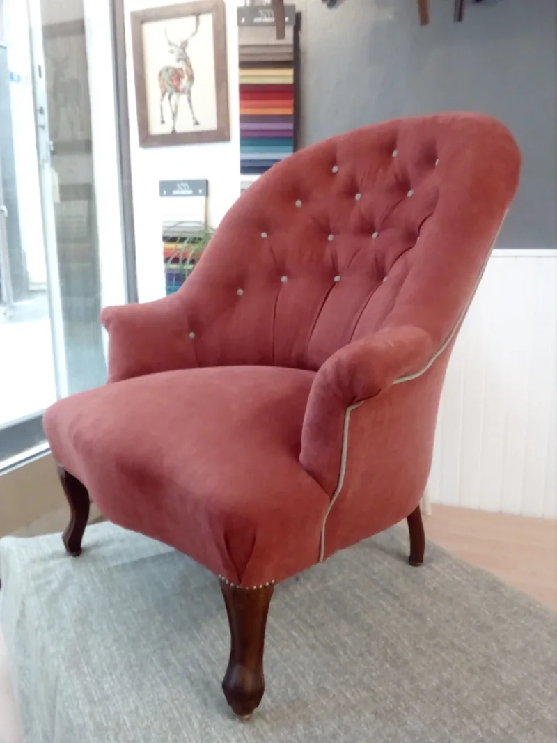 fauteuil crapaud capitonné, tapissier décorateur Millau Au Petit Crin